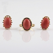 Juego de anillo y pendientes con coral natural en oro amarillo