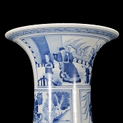 Jarrón azul y blanco en forma de ventana con patrones de figuras.  dinastía Qing