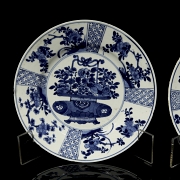 Pareja de platos de porcelana