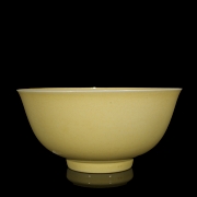 Taza de porcelana con esmalte amarillo, dinastía Ming