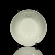Polychrome porcelain bowl ‘Roosters and peonies’, with Chenghua seal