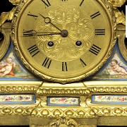 Mantel clock in bronze and porcelain, France, 19th century.
