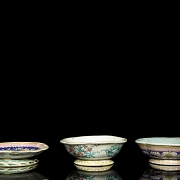 Three enamelled porcelain bowls ‘Rose Family’, Qing dynasty - 3