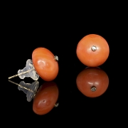 Pendientes de oro amarillo con coral y diamantes