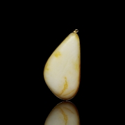 翡翠吊坠《花中鸟》，20世纪 - 2