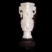 Jarrón romboidal de jade blanco, dinastía Qing