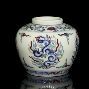 Small polychrome porcelain jar ‘Phoenix’, marked Tianqi