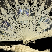 Abanico de hueso con encaje blanco. s.XIX