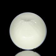 Cuenco de porcelana con esmalte azul 