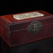 Caja de madera lacada roja y jade