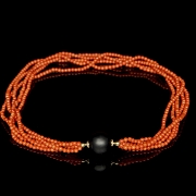 Collar de cuentas coral con esfera negra