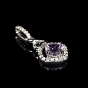 Colgante de oro blanco de 18K con amatista y diamantes