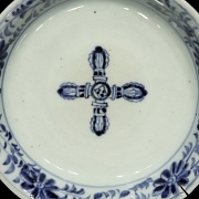 Pequeño plato de porcelana esmaltada en azul y blanco, dinastía Qing
