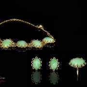 Juego de pulsera, anillo y pendientes en oro amarillo de 18k con jadeítas
