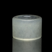 Anillo de arquero de jade blanco tallado, s.XX