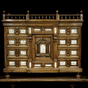 Bargueño español de estilo renacentista con mesa de puente, s. XX