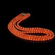 Collar de cuentas de coral y cierre de oro