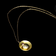 Gargantilla de oro amarillo y platino con gema