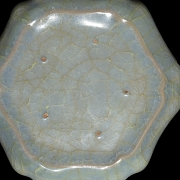Plato hexalobulado con vidriado celadón , horno de Longquan, estilo Song