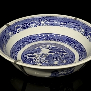 Porcelain dish with blue and white decorations, 20th century - 5