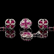 Conjunto de anillo, colgante y pendientes en oro blanco de 18k con rubíes y diamantes