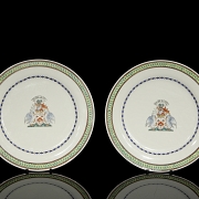 Pareja de platos de porcelana