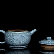 Tetera de cerámica con esmalte azul moteado