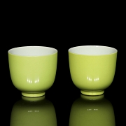 Pareja de tazas de porcelana con esmalte lima, con marca Kangxi