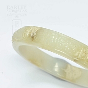 白带浅黄棕天然雕花圆玉手镯 - 1