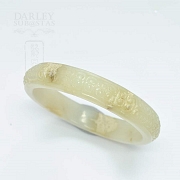 白带浅黄棕天然雕花圆玉手镯