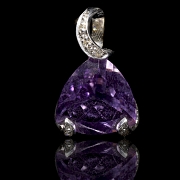 Colgante con amatista y diamantes en oro blanco de 18K