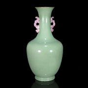 Jarrón de porcelana con esmalte celadón, dinastía Qing