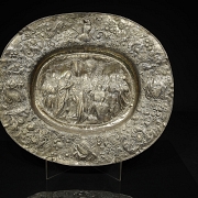 Bandeja de estilo historicista en plata repujada, s. XIX–XX