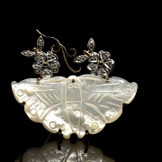 Broche con forma de mariposa en oro de 18K, nácar y diamantes