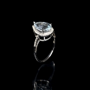 Anillo en oro blanco de 18 kt con aguamarina y diamantes