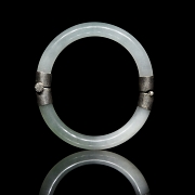Esclava de jade con cierre metálico, dinastía Qing
