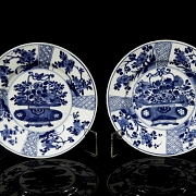 Pareja de platos de porcelana