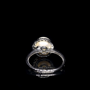 Anillo en oro blanco de 18K con perla y diamantes