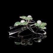 Broche de oro blanco con perlas y jadeíta