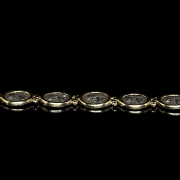 Juego de pulsera y pendientes de oro amarillo con monedas antiguas