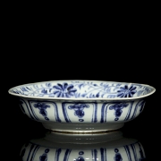 Pequeño plato de porcelana esmaltada en azul y blanco, dinastía Qing