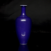 Blue enameled porcelain vase, with Qianlong seal - 1