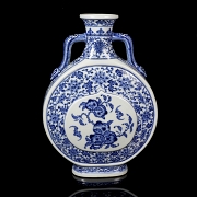 Blue and white porcelain ‘Bianhu’ vase, with Qianglong mark