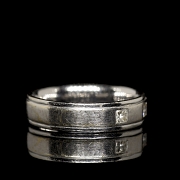 Alianza de oro blanco 18k con diamantes talla princesa