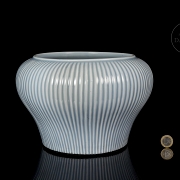 Vasija de porcelana con esmalte celeste, dinastía Qing