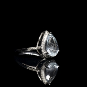 Anillo en oro blanco de 18 kt con aguamarina y diamantes