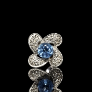 Anillo en oro blanco de 18k con topacio y diamantes