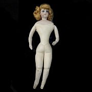 Tres muñecas de porcelana