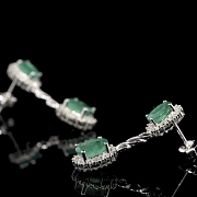 Pareja de pendientes con diamantes y esmeraldas, en oro blanco 18K