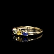 Anillo de oro amarillo de 9 kt con gemas de colores y diamantes